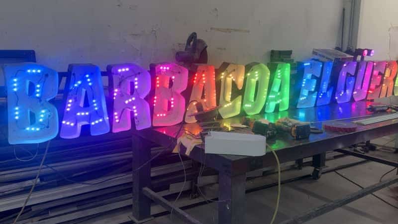 Letras Barbacoa El Güero con iluminación LED multicolor tipo arcoíris en fabricación