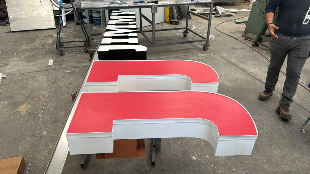 Letrero circular rojo blanco 40 Boneless 20 Fingers en pared exterior