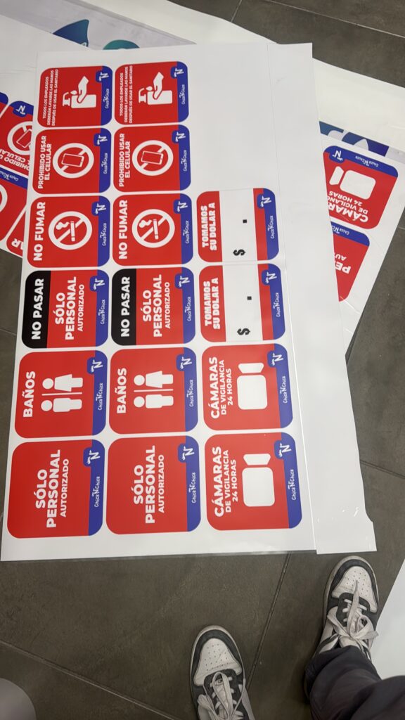 Etiquetas troqueladas rojas azules blancas con símbolos informativos