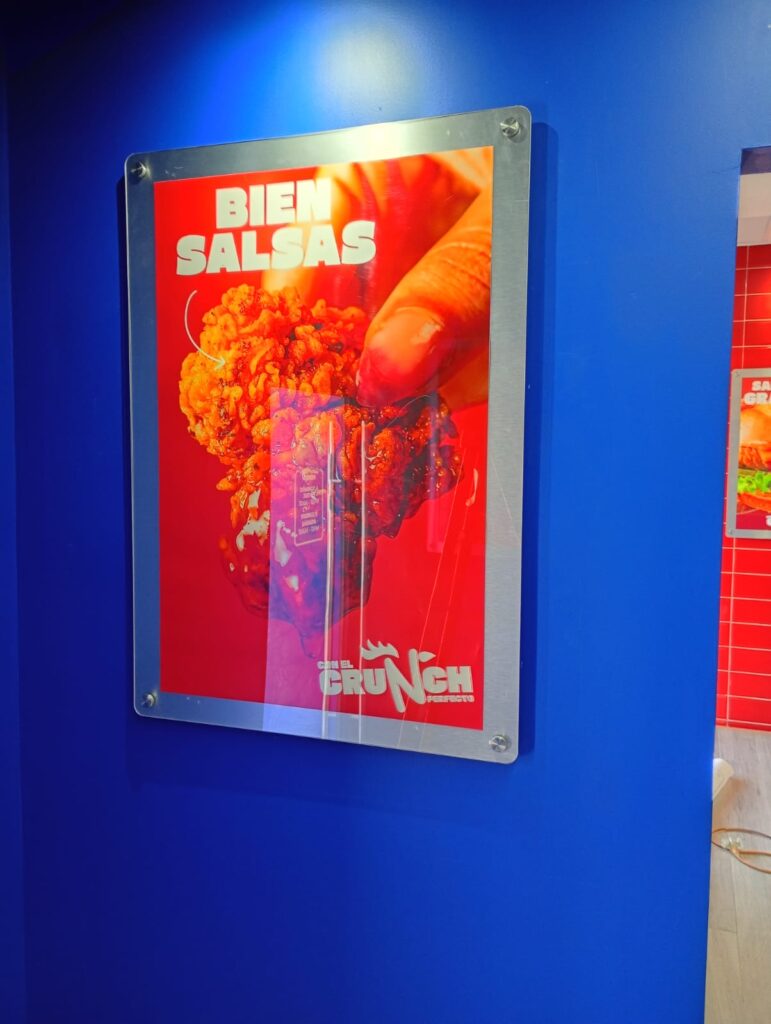 Letrero retroiluminado rojo Bien Salsas con imagen de salsa incendiada