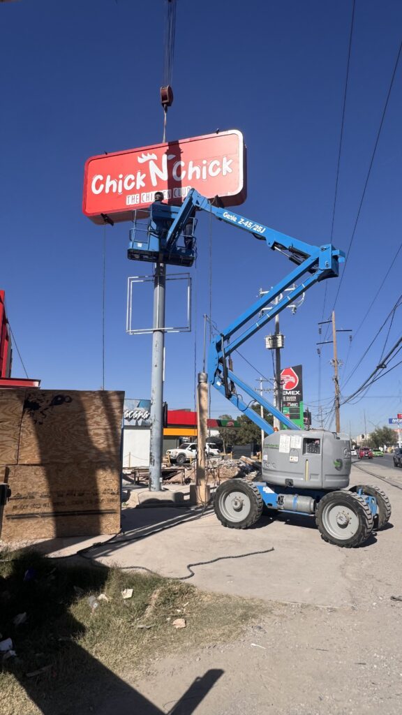 Letrero rojo Chick N Chick The Chicken Club con Drive Thru en poste