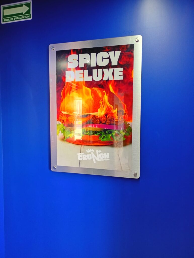 Letrero retroiluminado rojo Spicy Deluxe con sándwich en llamas