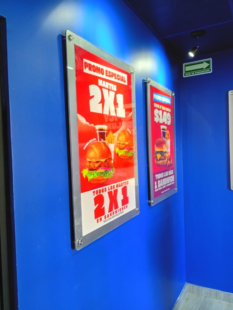 Letreros retroiluminados rojos Promo Especial 2x10 y ofertas de combos