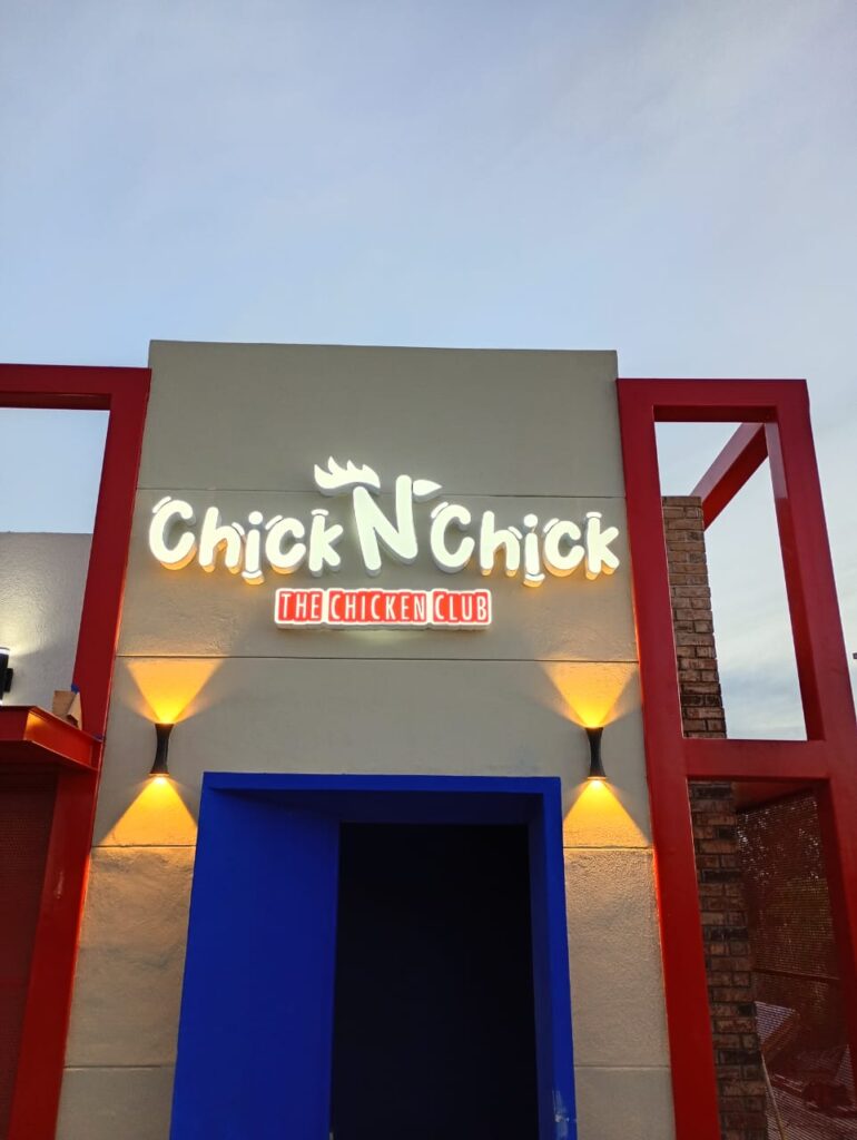 Puerta roja mascota troquelada rojo blanco con cresta de pollo