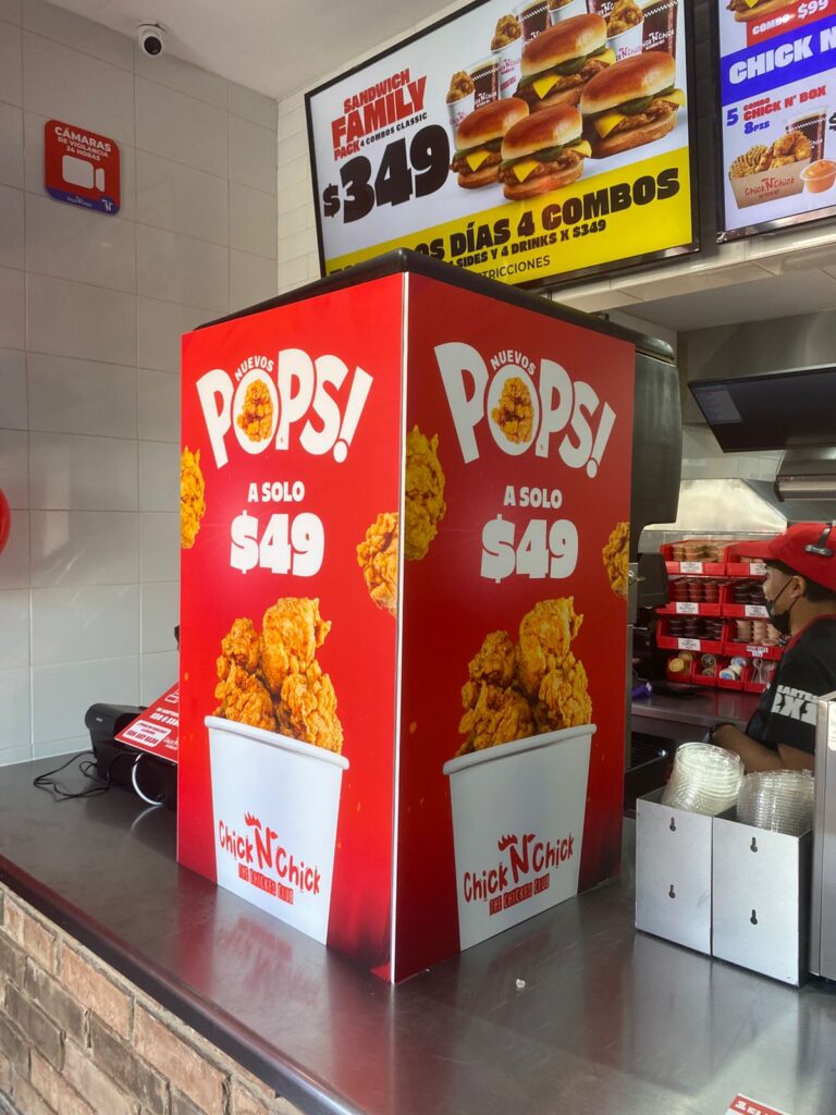 Letrero retroiluminado rojo Nuevos Pops con pollo crujiente dorado