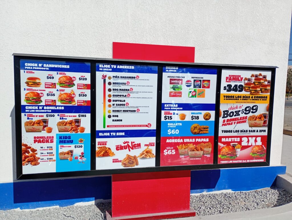 Panel grande exterior con ofertas de sandwiches boneless combos y bebidas