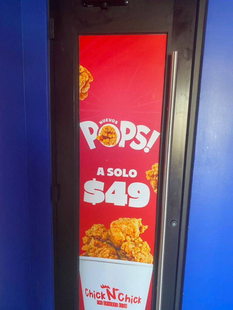 Letrero retroiluminado azul blanco con Plan de Combos ofertas y precios
