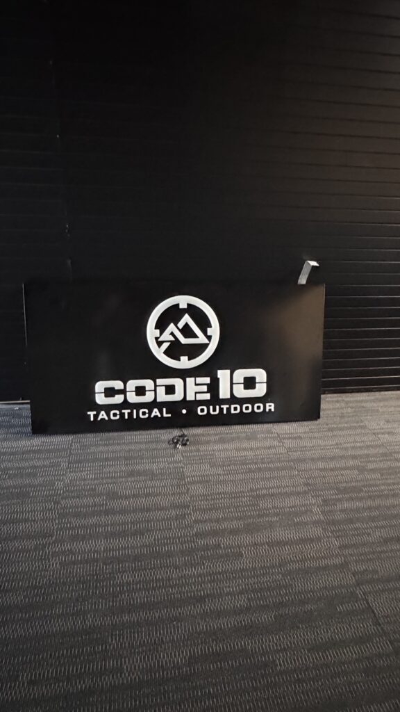Letrero acrílico negro Code 10 con logo mira montaña blanco, Tactical Outdoor