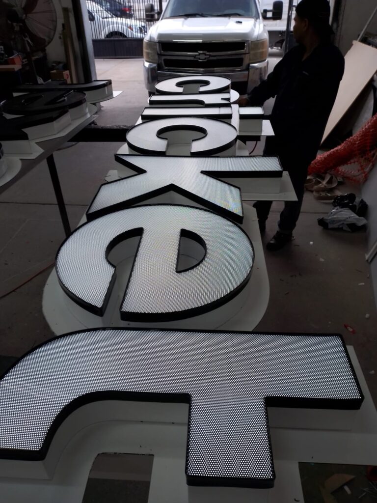 Componentes Cricket Wireless con grillo verde y letras negras en taller
