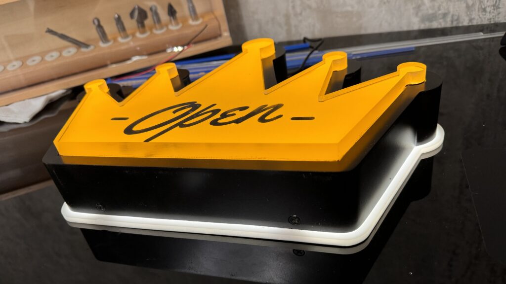 Detalle de letrero Open en corona amarillo con LED para Crown Dollar en taller