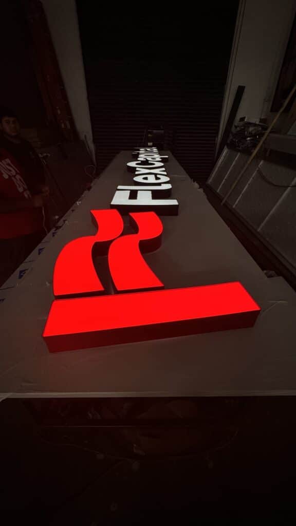 Letrero neon Flex Capital con F roja iluminada y texto blanco en interior