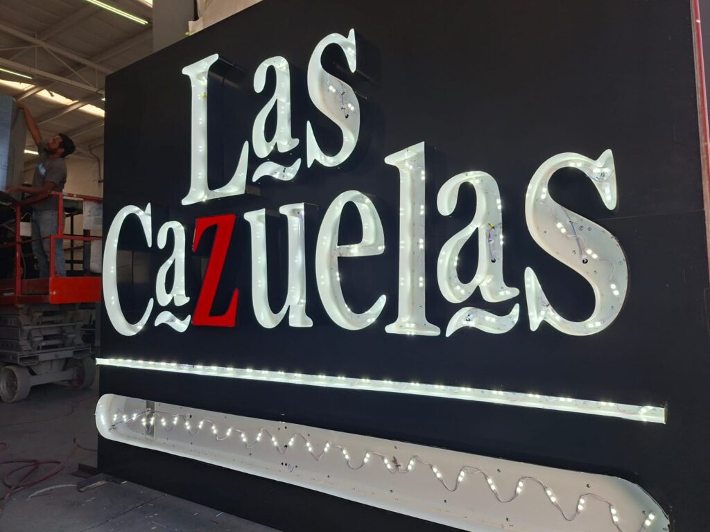 Letras blancas Las Cazuelas con Z roja en fabricación en taller