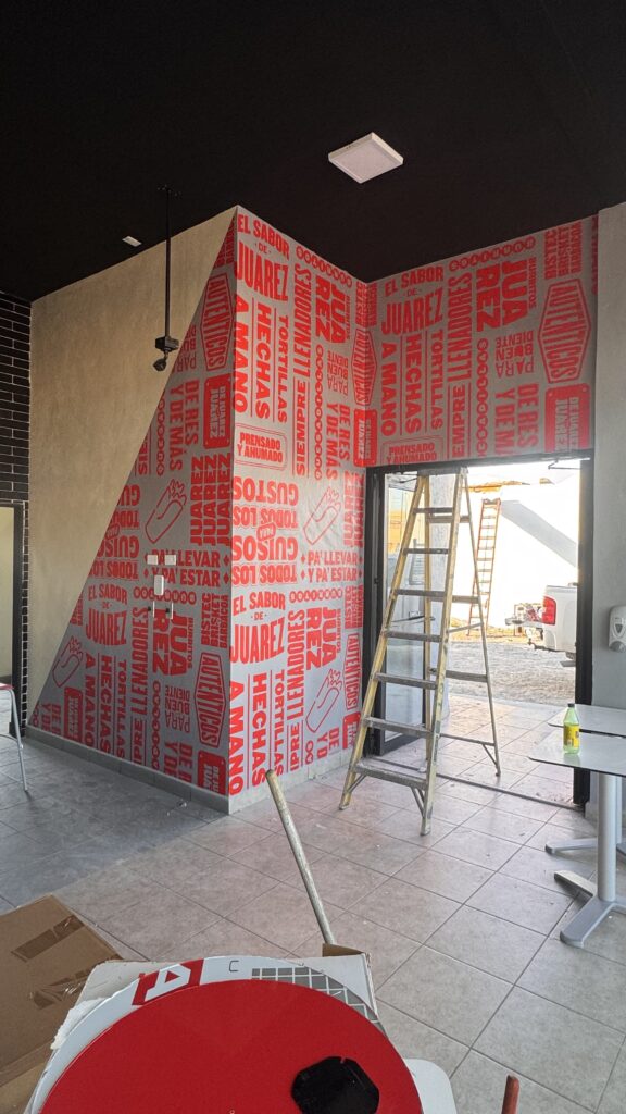 Gráfico de pared con el eslogan El sabor de Juárez en Burritos Juárez
