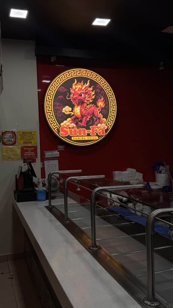 Caja de luz circular Sun-Fa con dragon en rojo y dorado interior restaurante