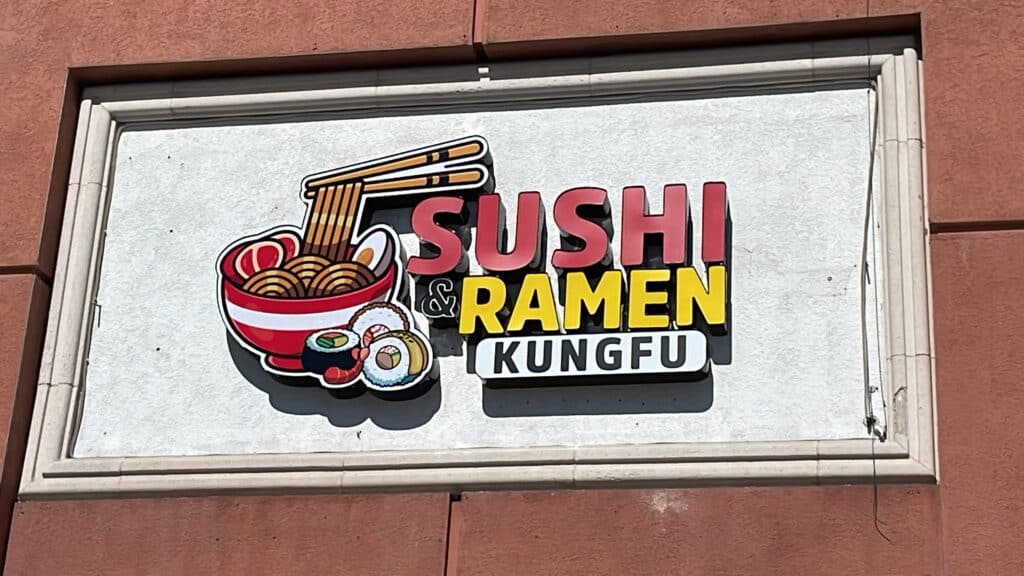 Letrero Sushi coral Ramen amarillo KungFu negro con icono tazon palillos