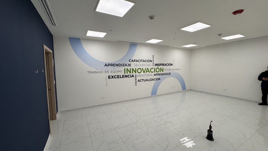 Impresión en pared con palabras Innovación, Excelencia, Capacitación, Seguridad, Inspiración Vistar