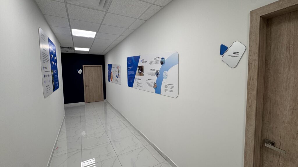 Pasillo interior con impresiones azules de Vistar llevando a consultorios